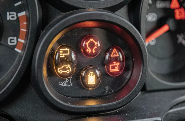 Gros plan des voyants d'avertissement allumés sur le tableau de bord Iveco Daily